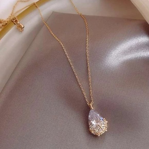 18k GOLD LE FLEUR NECKLACE - Picture 3 of 4